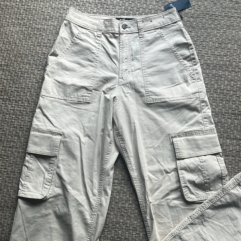 NWT - Hollister cargo pants